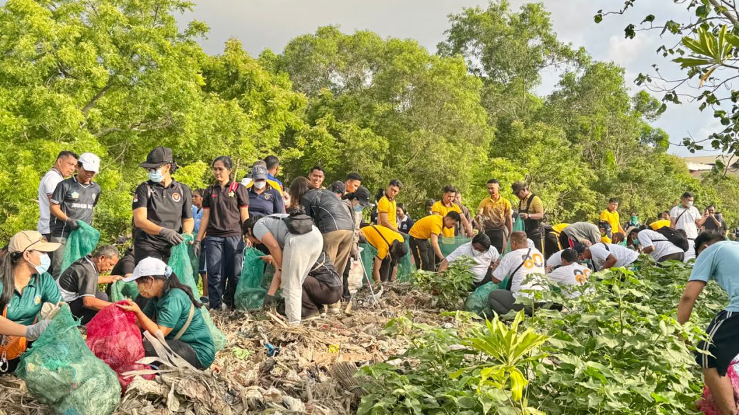 Jelang Tumpek Wayang, Pemprov Bali Gelar Aksi Bersih Sampah Serentak, Kumpulkan 3,56 Ton Sampah di Mangrove Pesanggaran