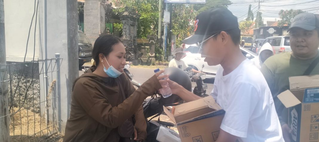 Di Tengah Antrean BBM, Pemkab Buleleng bersama Masyarakat Hadirkan Kepedulian Lewat Donasi Air Mineral