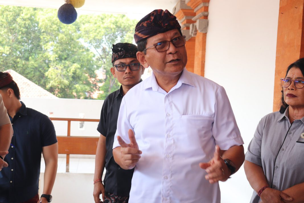 Bupati Sutjidra Siapkan Nakes dan Ambulans, Antisipasi Dampak Antrian BBM