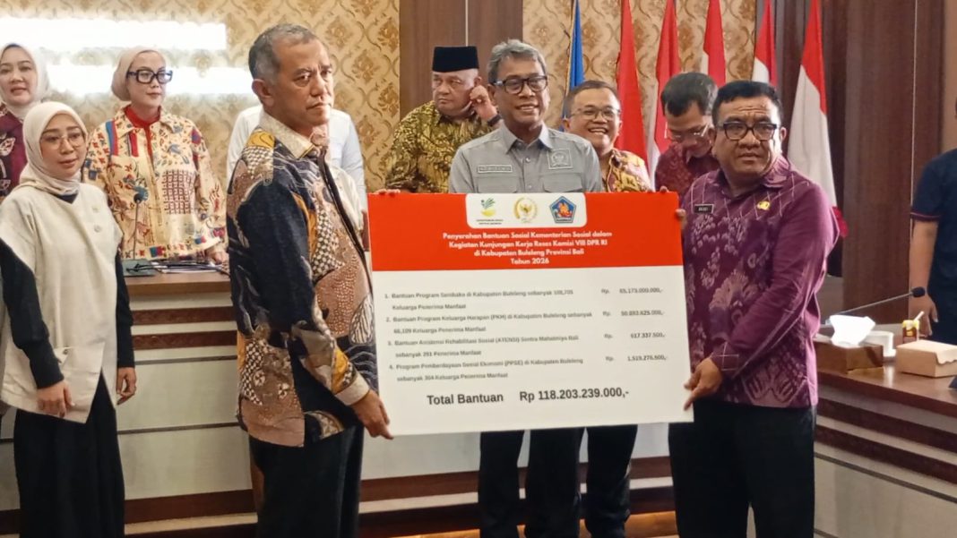 Kariyasa Bersama Komisi VIII DPR RI Serap Aspirasi dan Serahkan Bantuan Sosial Rp118,2 Miliar di Buleleng
