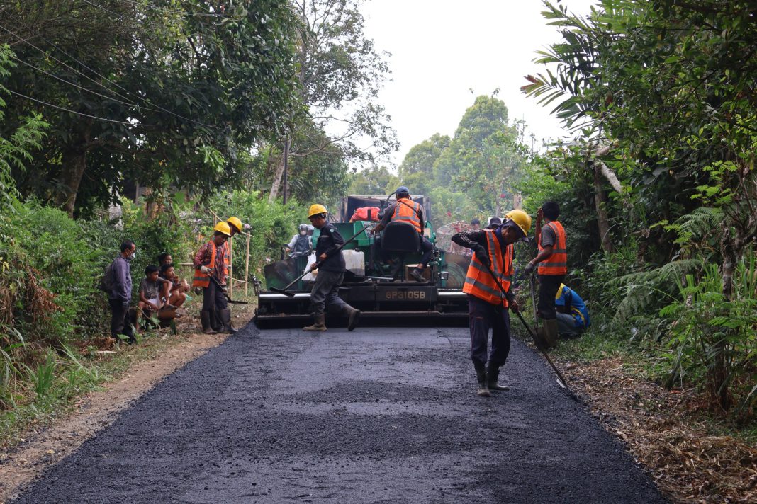 Wujud Komitmen Pemkab. Buleleng Rehabilitasi Jalan Dencarik–Munduk Siap Rampung Desember