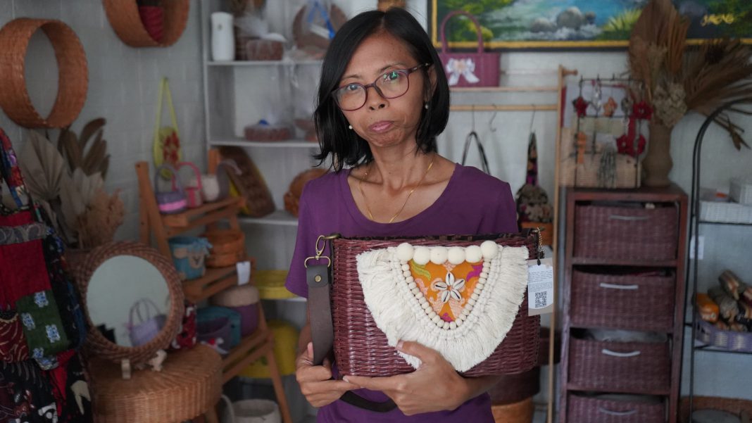 Kisah Inspiratif Luh Rusmiati, Dari Tumpukan Koran Jadi Kerajinan Bernilai Ekonomi